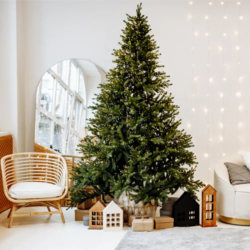 Novatom Premium PVC-kerstboom 220 cm Diamond Pine-kerstboom Inclusief metalen standaard Natuurlijke kegels Sneeuweffect
