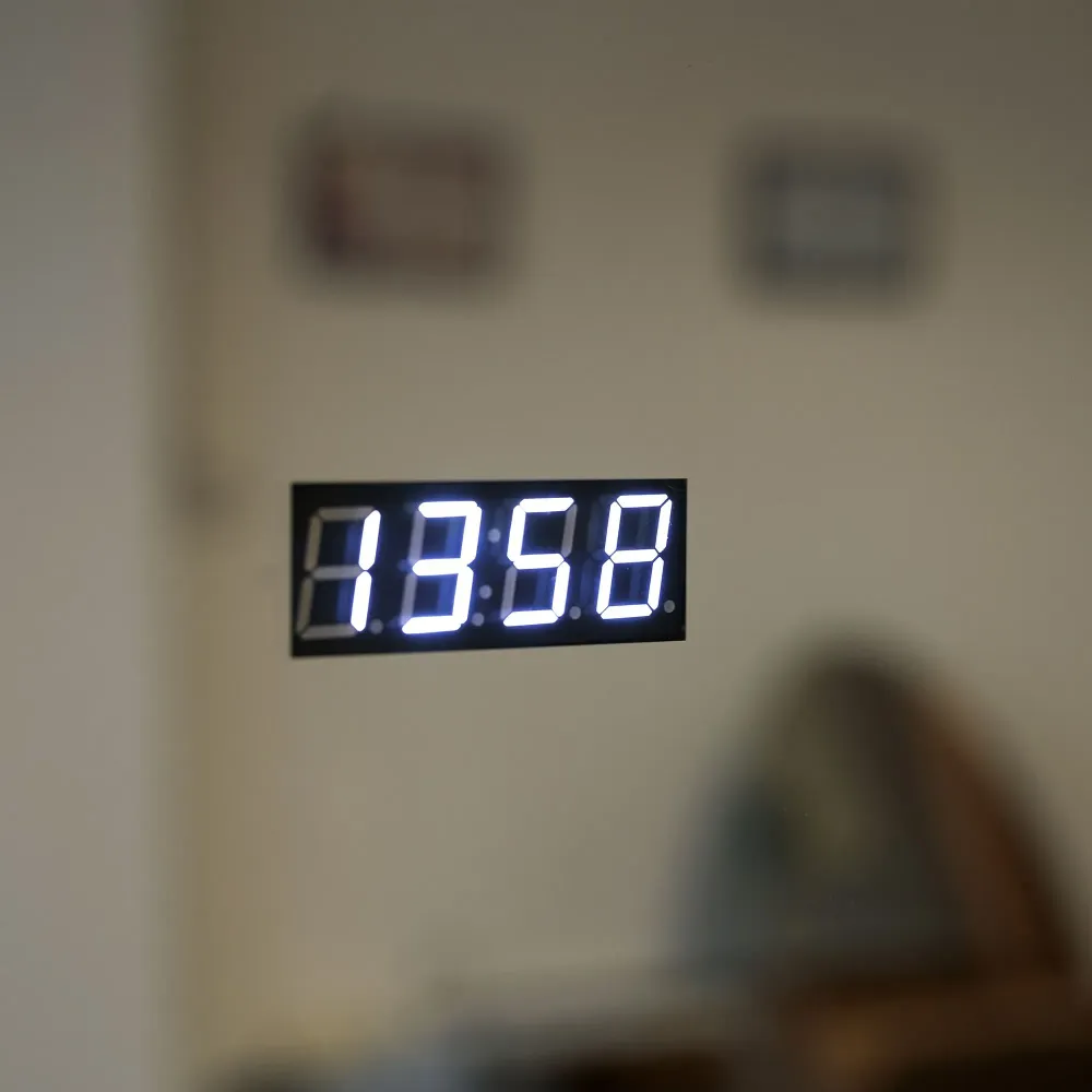 Rectangular touch mirror equipped clock, thermometer, and 80x60 cm magnification