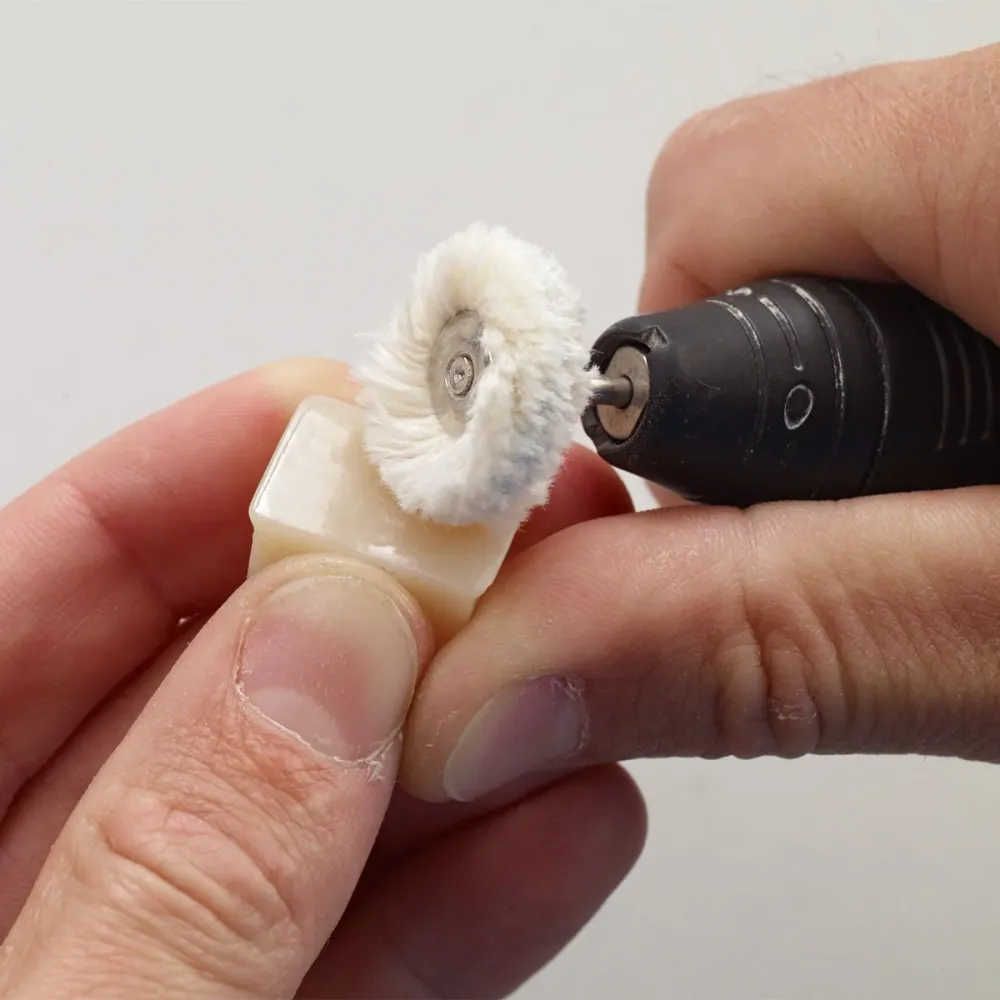 Contact polish diamond paste - pressed aardewerk composite facets.