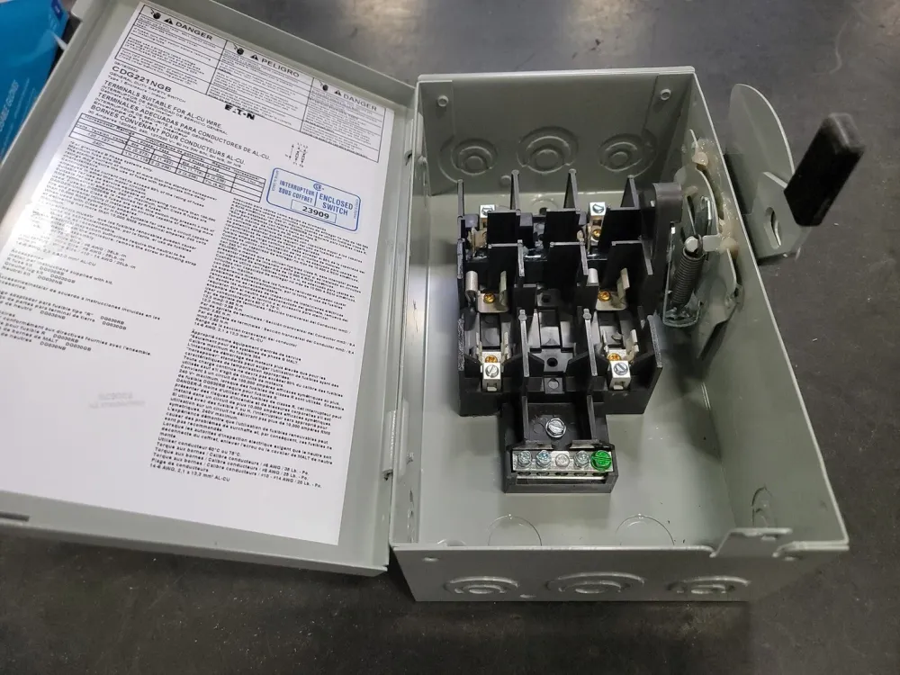 Demperbevestiging 30 Amp, 2 Pole, 240 volts Fusible Disconnect CDG221NGB