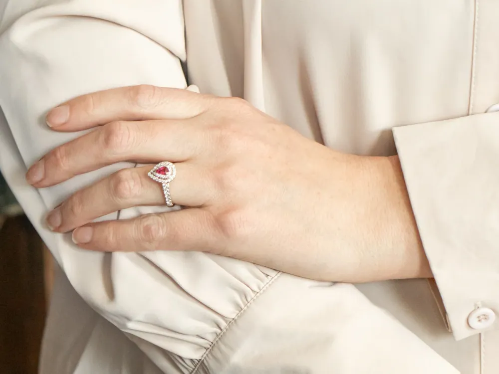 Modern Pink Sapphire Ring Dubbel Diamond Halo met stofkap