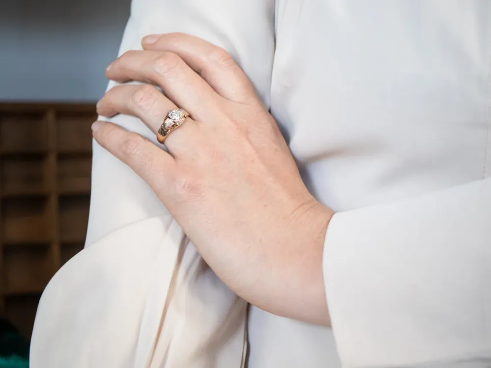 Sophisticated Two Tone Diamond Engagement Ring Diamond Accents voor verlaagde auto's