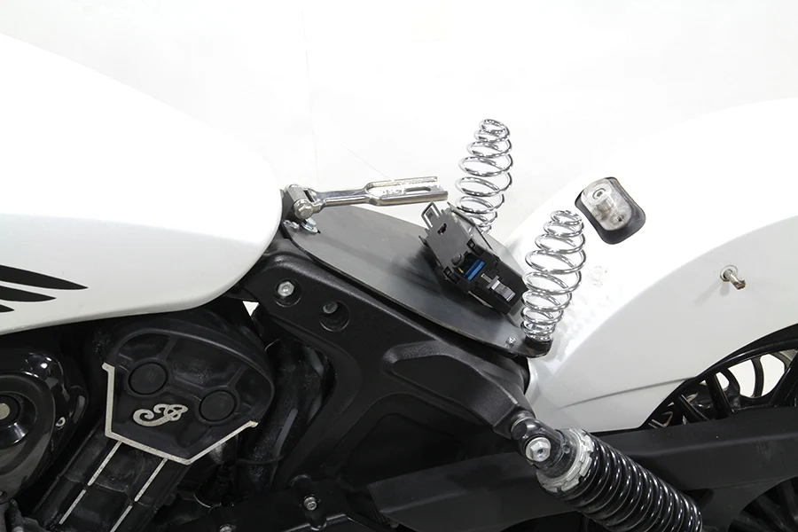 Kit Asiento Individual Con Muelles Para Indian Scout Solo Seat Mounting Kit met Borstel en Trechter