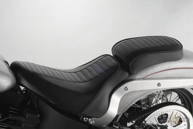 Hot Rod Series Daddy-O Horizontal Pleated Pillion Pad Koolzwart Vinyl Harley-Davidson