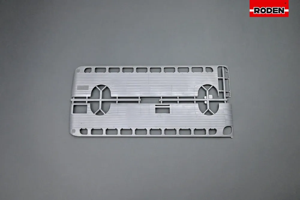 Roden GMC PD3751 "Silverside" Trailways Bus Plastiek Model Kit, 1/35 Scale