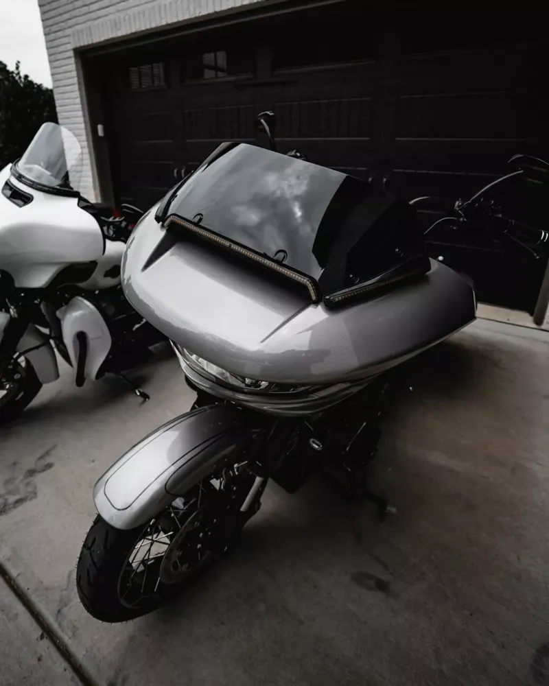 Luz Led Intermitente Moldura De Parabrisas Negra Con Lente SMK Para Harley-Davidson