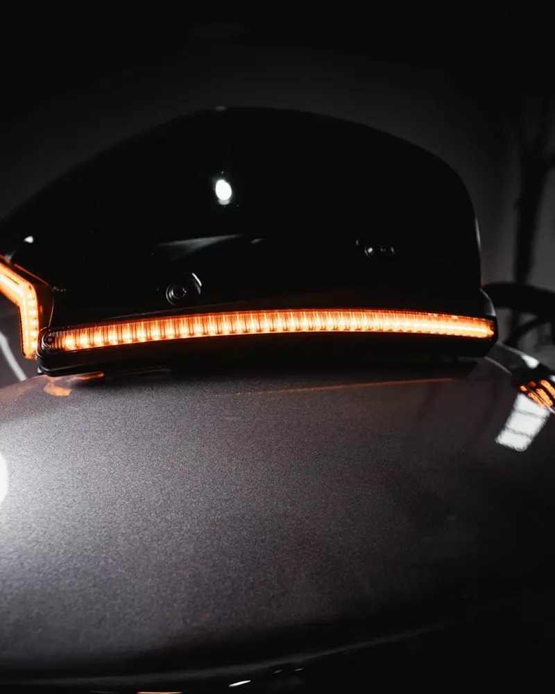 Luz Led Intermitente Moldura De Parabrisas Negra Con Lente SMK Para Harley-Davidson