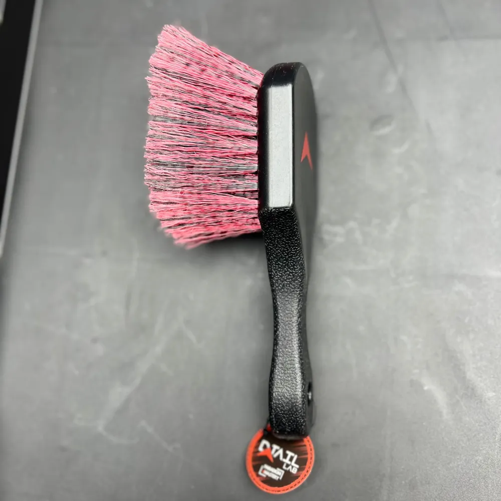 Montage- Wheel & Tire Brush Cleaning