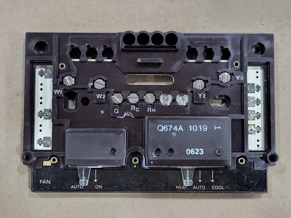 Heat-Auto-Cool Thermostat Subbase Q674A-1019 van duurzame kunststof