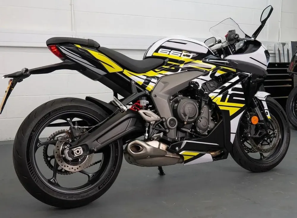 Amotopart 2024-2025 Triumph Daytona 660 Geel Zwart Wit Kuipset