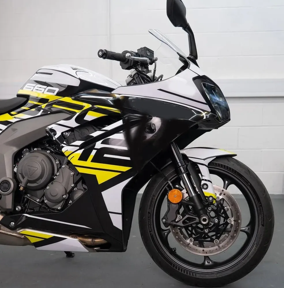 Amotopart 2024-2025 Triumph Daytona 660 Geel Zwart Wit Kuipset