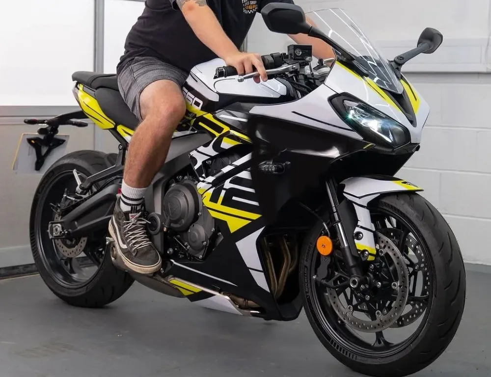 Amotopart 2024-2025 Triumph Daytona 660 Geel Zwart Wit Kuipset