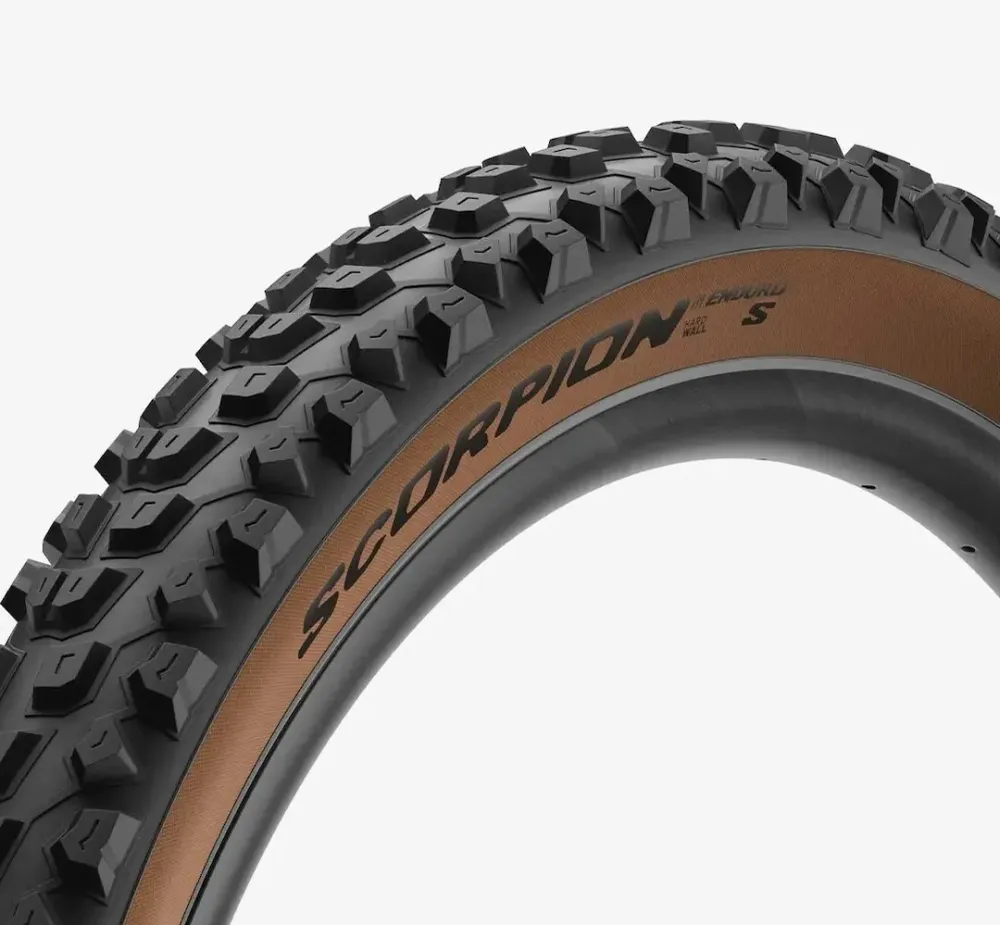 PIRELLI SCORPION ENDURO S COLOUR EDITION 29x2.40 HardWall Tubeless Ready Soft 4190100 band