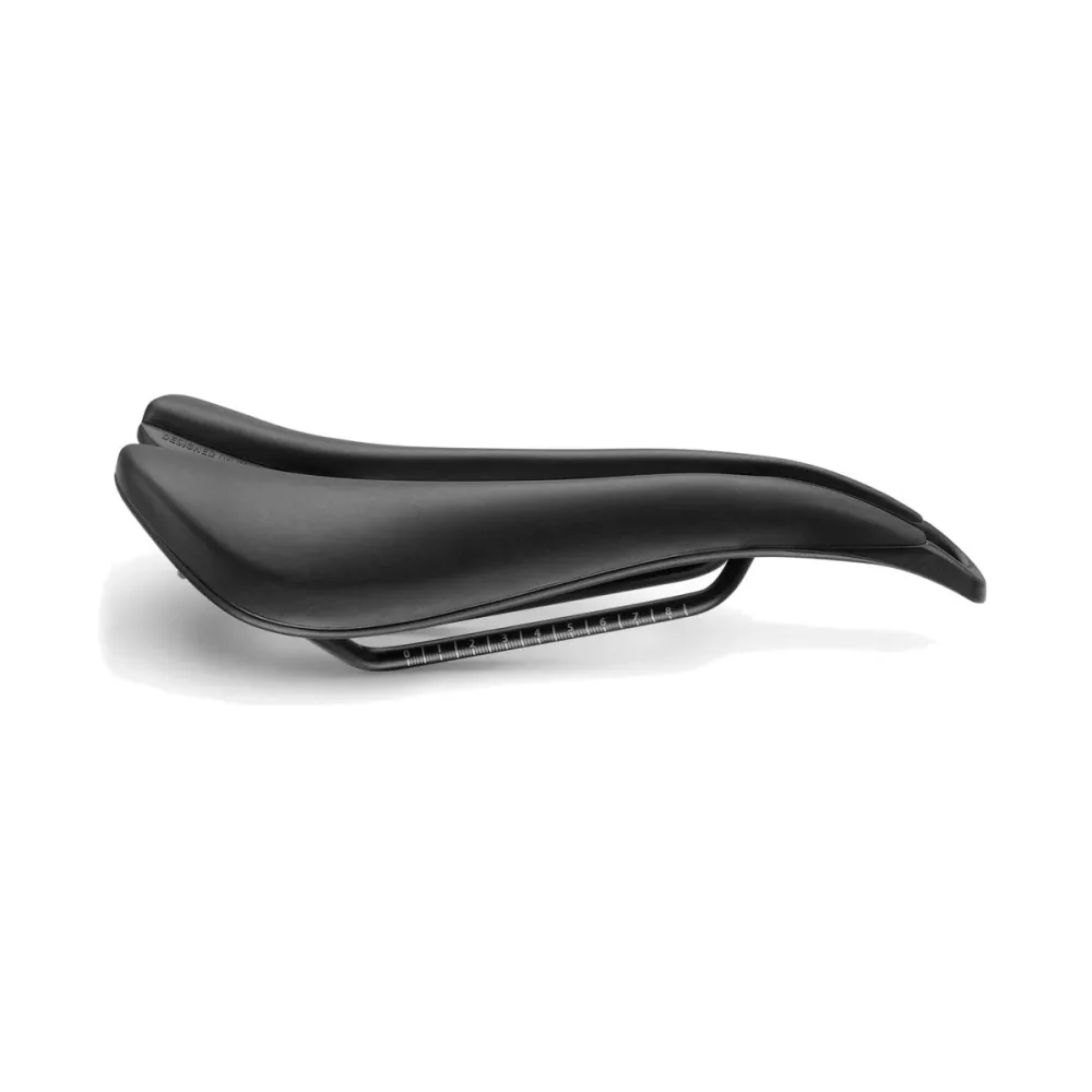 SMP EVO PLUS zadel 140 mm breed Zwarte roestvrijstalen rails