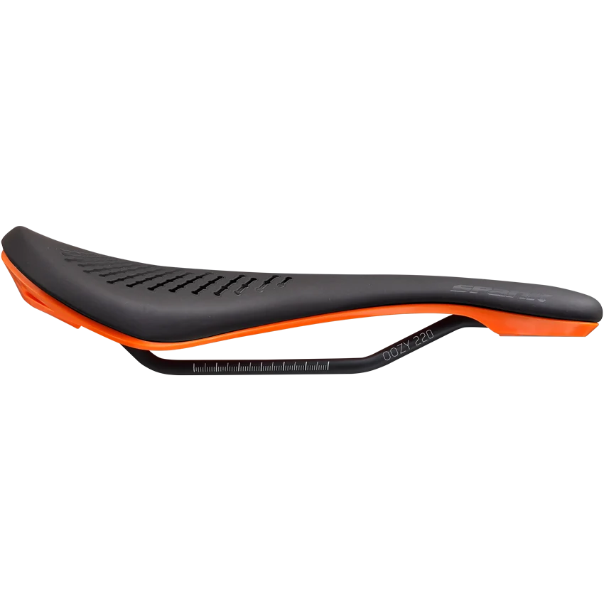 SPANK OOZY 220 144mm Zadel CrN/Ti Rails Oranje