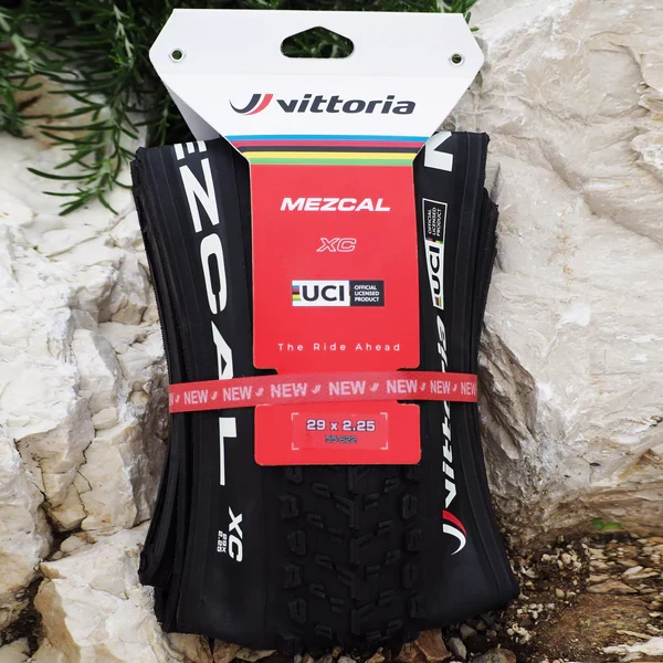 VITTORIA MEZCAL XC 29X2.35 "UCI Rainbow Edition" Tubeless Ready Zachte Zwarte band