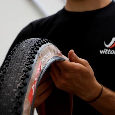 VITTORIA TERRENO XC RACE 29x2.25 Graphene/Silica Tubeless Ready Zacht Beige band