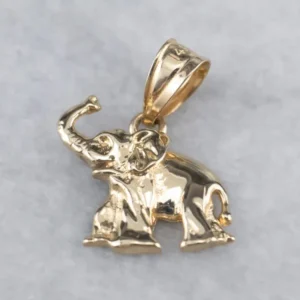 Professionele Klasse Raised Trunk Elephant Gouden Pendant