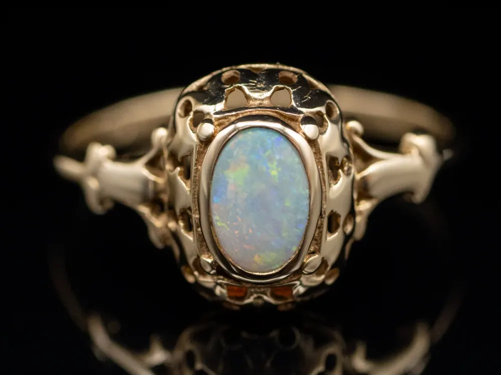 Bezel Set Australian Opal Goud Solitaire Ring