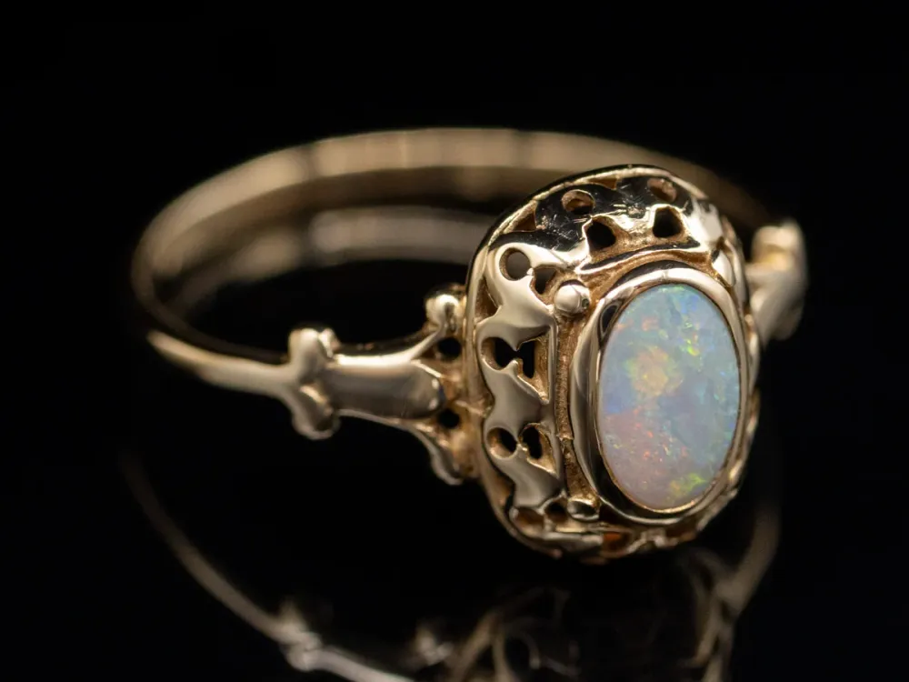 Bezel Set Australian Opal Goud Solitaire Ring
