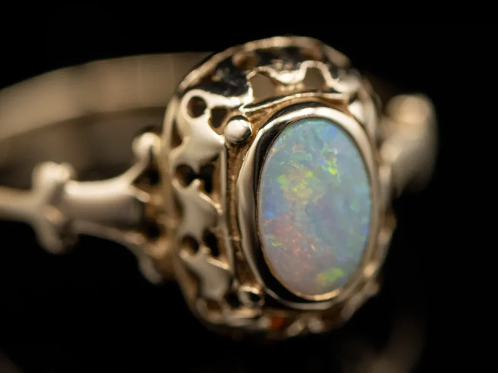 Bezel Set Australian Opal Goud Solitaire Ring