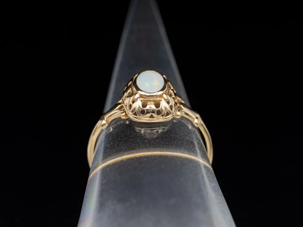 Bezel Set Australian Opal Goud Solitaire Ring