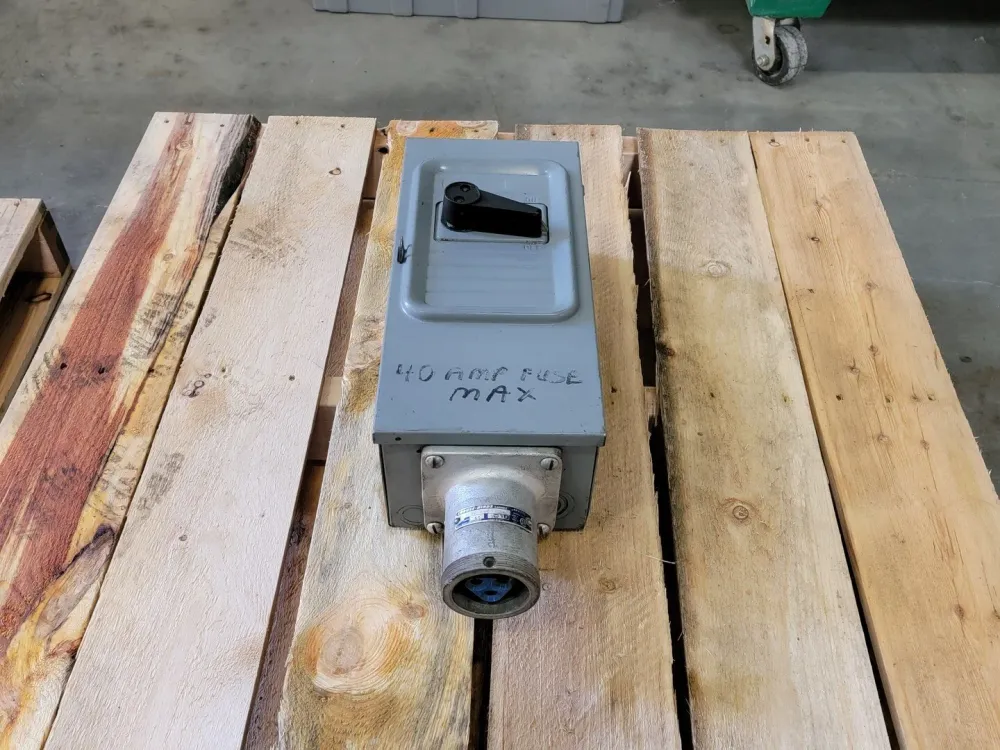 40 Amp, 3 Pole, 600 volts, Fusible Disconnect Switch w/ 60 Amp Receptacle