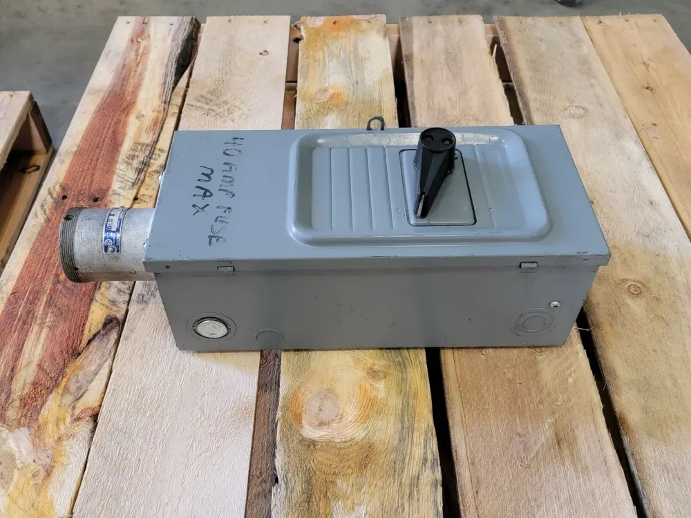 40 Amp, 3 Pole, 600 volts, Fusible Disconnect Switch w/ 60 Amp Receptacle